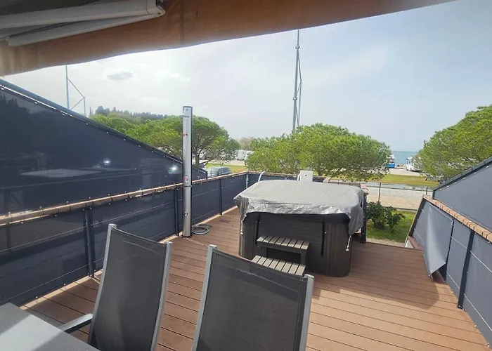 Floating House - Marina Relax بيت للعطل *